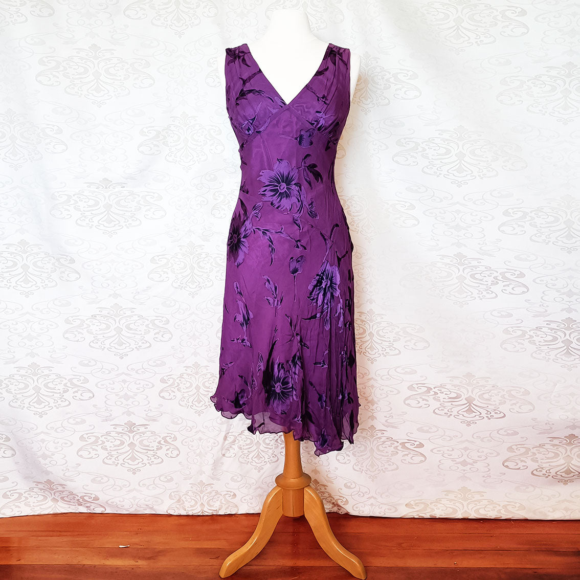 90s) Purple floral midi dress - Size 8-10 Clover & Moth 90s) Purple floral midi dress - Size 8-10 Clover & Moth