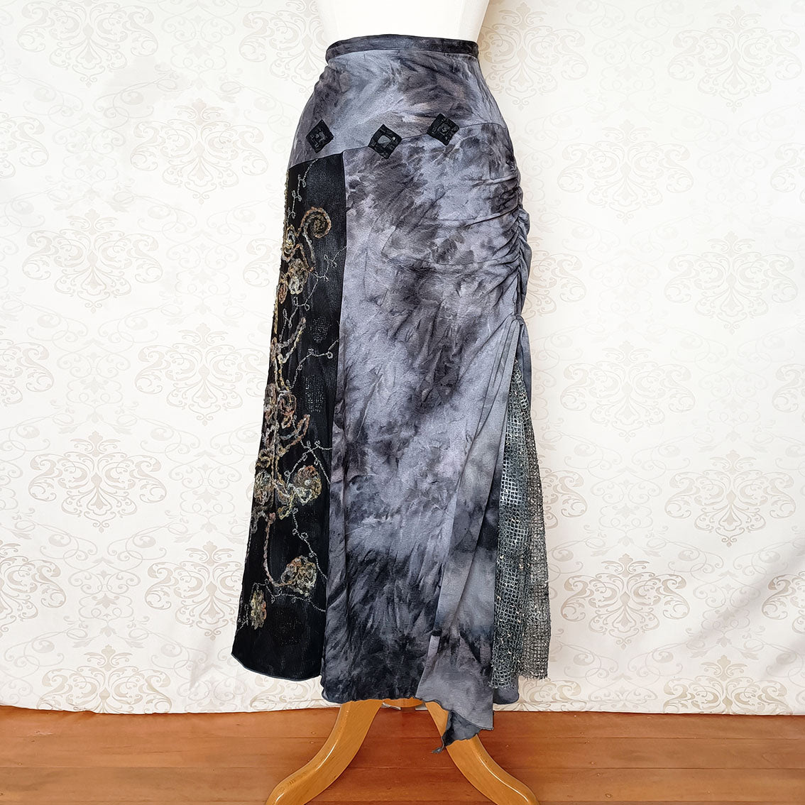 (90s) Black and grey applique maxi skirt - Size 12-16